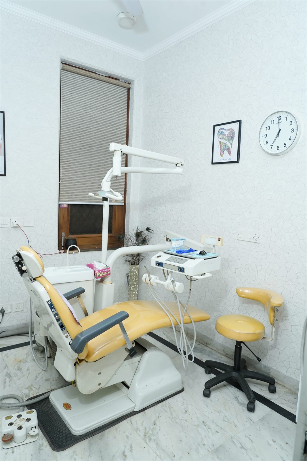 Treatment room equipment at Marwaha Dental Clinic in Gurugram